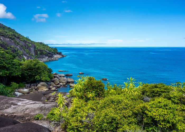 Discover Seychelles with a rental car